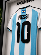 Maillot encadré Messi Argentine — détail maillot albiceleste imprimé en 3D